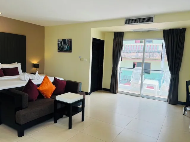 غرفة ديلوكس بسرير كينج وسرير فردي، Baramee Resortel 1/5