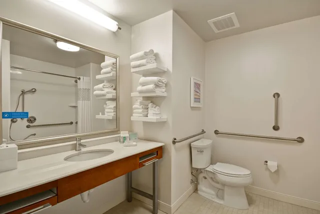 غرفة بسريرين كوين بحوض استحمام لذوي الإعاقة، Hampton Inn And Suites Charleston Airport 6/6