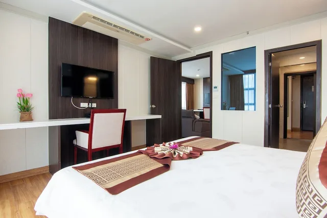 Suite, King Bed, Sofa, Golden Jomtien Beach Hotel 4/6