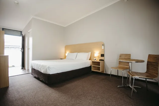 غرفة قياسية بسرير كوين، Colonial Motel 1/4