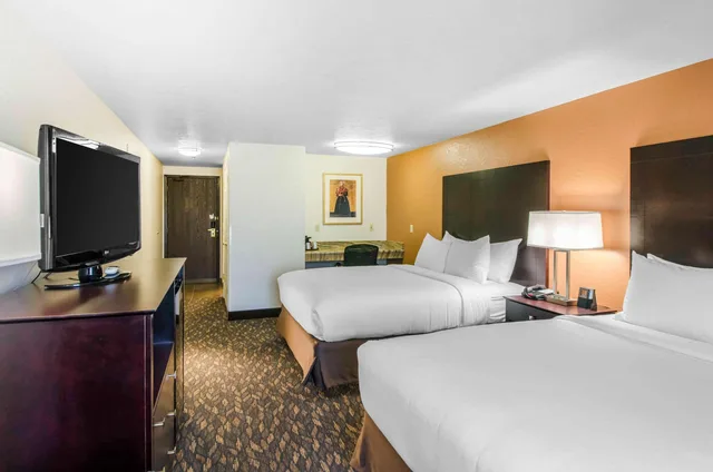 Room, 2 Queen Beds, Comfort Inn & Suites Ashland, OR 2/4