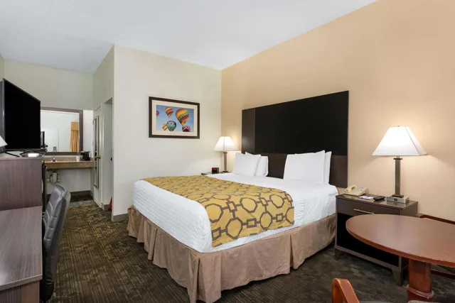 غرفة ديلوكس بسرير كينج بحوض استحمام لذوي الإعاقة، Baymont by Wyndham Tallahassee 3/5