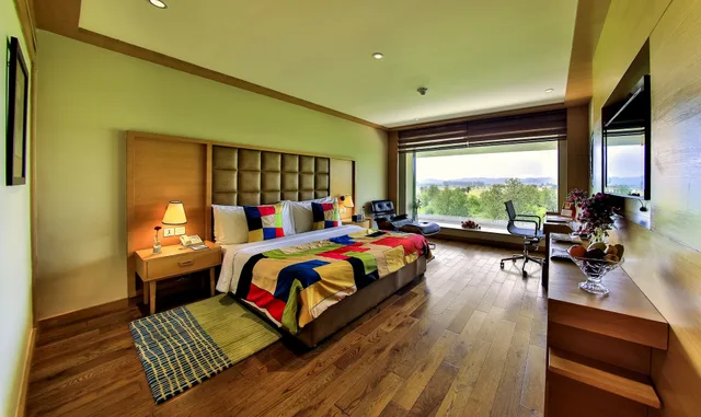 Premier, King Bed, THE LALIT CHANDIGARH 2/10