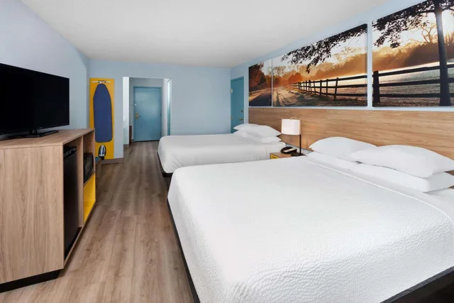 Deluxe, 2 Queen Beds, Days Inn & Suites by Wyndham Siler City 3/7