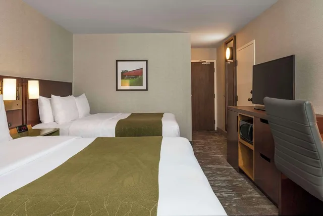 غرفة قياسية بسريرين كوين في طابق مرتفع، Comfort Inn Sault Ste Marie ON 1/8