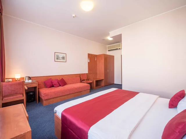 غرفة ثلاثية بسرير كوين وسرير فردي، Beranek Hotel 4/10