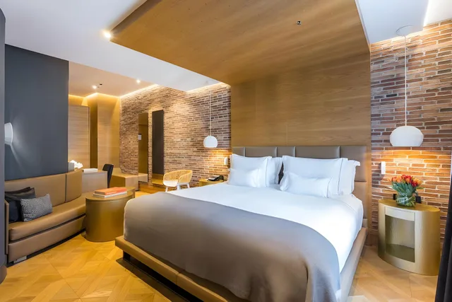 غرفة ديلوكس بسرير كينج وسرير كوين، Monument Hotel 2/2