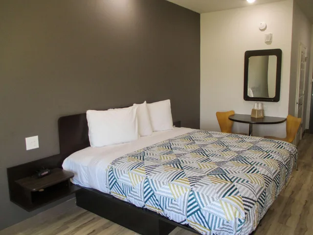 Room, Queen Bed, Kitchen, Studio6 Port Allen La Baton Rouge I 10 1/1