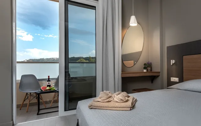 Room, 1 Queen and 1 Single Bed, Sunday Hotel 3/5