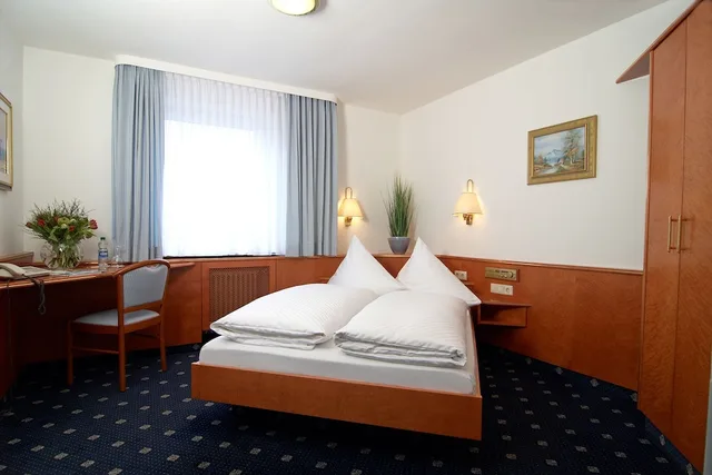 غرفة قياسية بسرير كوين، HOTEL WÜRTTEMBERGER HOF 2/10