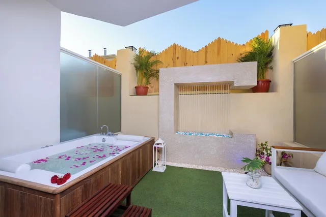 جناح بسرير كينج بجاكوزي، Amwaj Oyoun Resort and Spa 3/3