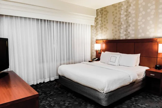 1 Bedroom, Suite, King Bed, Sofa, Large, Accessible, Courtyard Lafayette 1/1