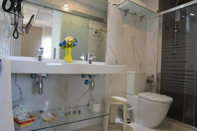 جناح بسرير كوين بجاكوزي، Torrejoven Hotel 6/9