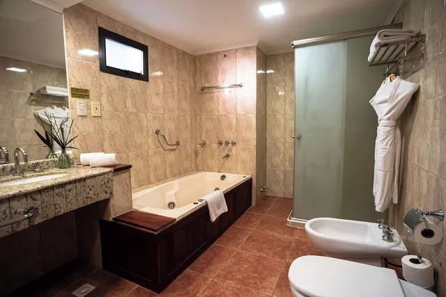 جناح جونيور بسريرين كوين، Saint George Hotel 3/3