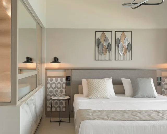 جناح جونيور بسرير كوين بإطلالة جزئية على البحر مع أريكة، Creta Star Hotel - Adults Only 1/5