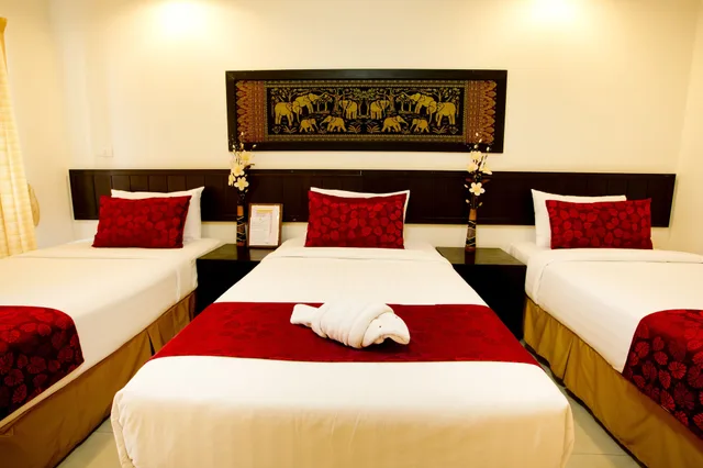 غرفة ديلوكس ثلاثية بسرير كينج وسرير فردي، Sinsuvarn Airport Suite 1/4