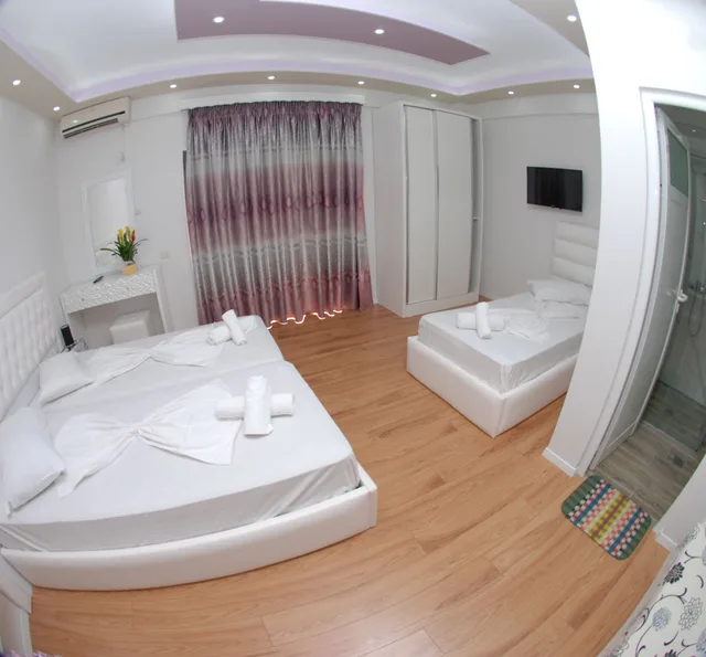 غرفة ثلاثية بسرير مزدوج وسرير فردي بإطلالة على البحر، Hotel Iliria Sarande 4/6