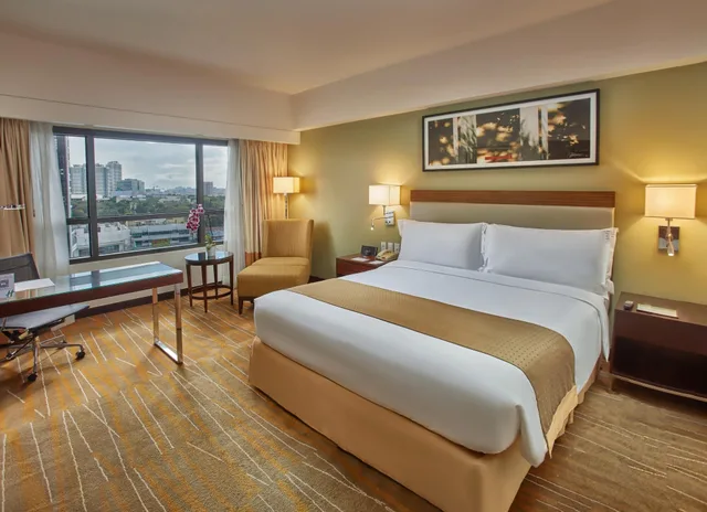 غرفة قياسية بسرير كينج في طابق مرتفع، Holiday Inn & Suites Makati 11/11