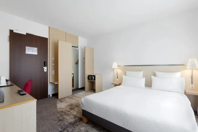 Standard, Queen Bed, Accessible, Novotel Berlin Mitte 1/7