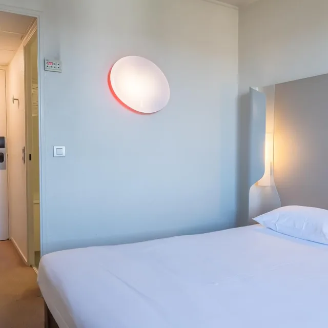 Next Generation, Double Bed, CAMPANILE NOGENT SUR MARNE 1/10