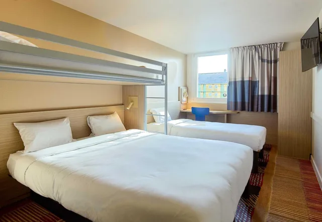 غرفة رباعية بسرير مزدوج وسريرين منفصلين، B&B HOTEL Saint Witz Roissy 1/2