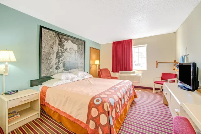 Standard, King Bed, Super 8 by Wyndham San Antonio/Fiesta 3/6