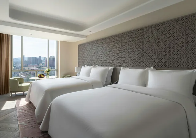 غرفة تنفيذية بسريرين كوين، Conrad Urumqi 1/3