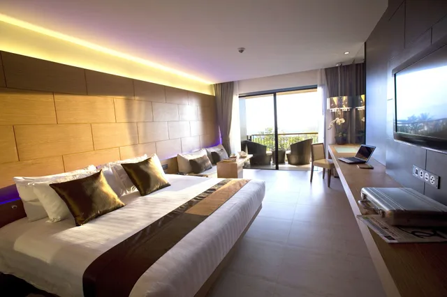 غرفة سوبيريور بسرير كينج بإطلالة على المسبح بشرفة، Novotel Phuket Kata Avista Resort And Spa 5/10
