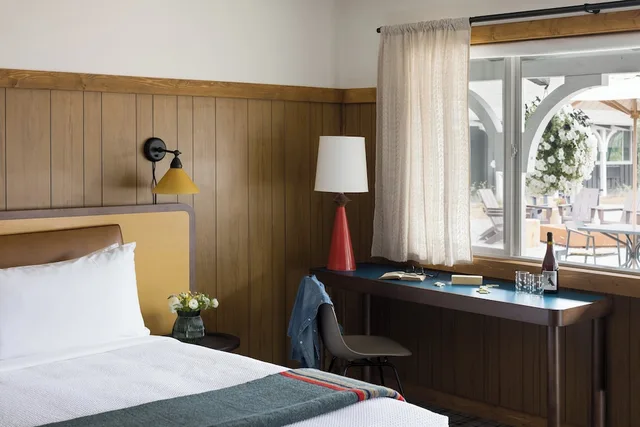 Courtyard, King Bed، The Virginian Lodge 3/4