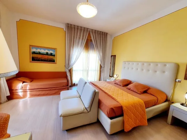 غرفة سوبيريور ثلاثية بسرير مزدوج مع أريكة، Hotel Continentale 1/1