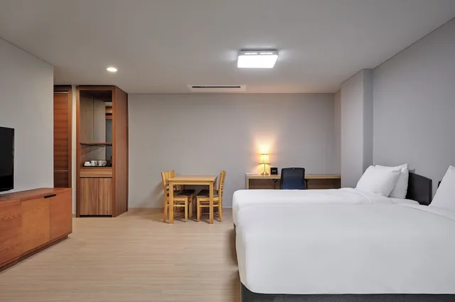 غرفة بريميير ثلاثية بسريرين منفصلين، Ramada Hotel & Suites by Wyndham Seoul Namdaemun 3/10