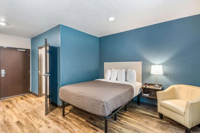 غرفة قياسية بسرير كوين مع أريكة، WoodSpring Suites Bradenton 4/8