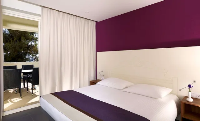 شقة بريميوم بسرير مزدوج بإطلالة على البحر بغرفة نوم واحدة مع أريكة، Park Plaza Verudela Pula 4/9