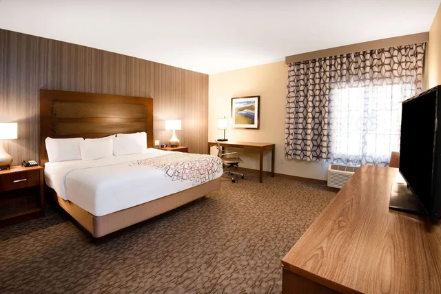 غرفة بسرير كينج لذوي الإعاقة، La Quinta Inn & Suites by Wyndham Durango 2/4