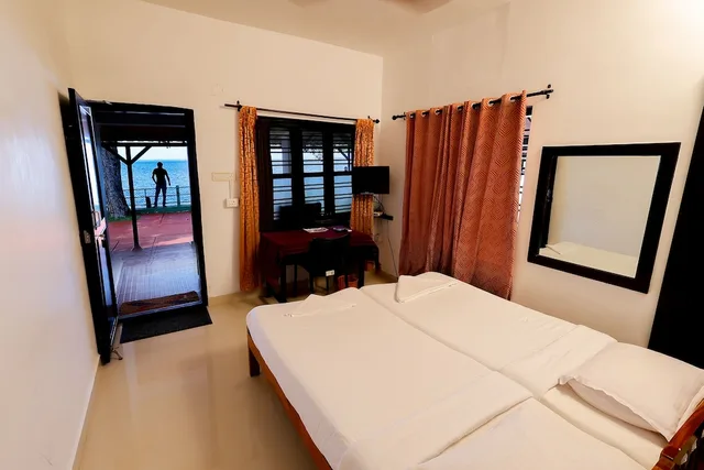 كوخ بإطلالة على البحيرة، Illikkalam Lakeside Cottages 1/3