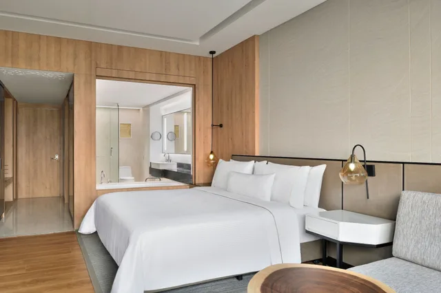 غرفة كلوب بسرير كينج بإطلالة على البحيرة، The Westin Mumbai Powai Lake (ex Renaissance Mumbai) 7/10