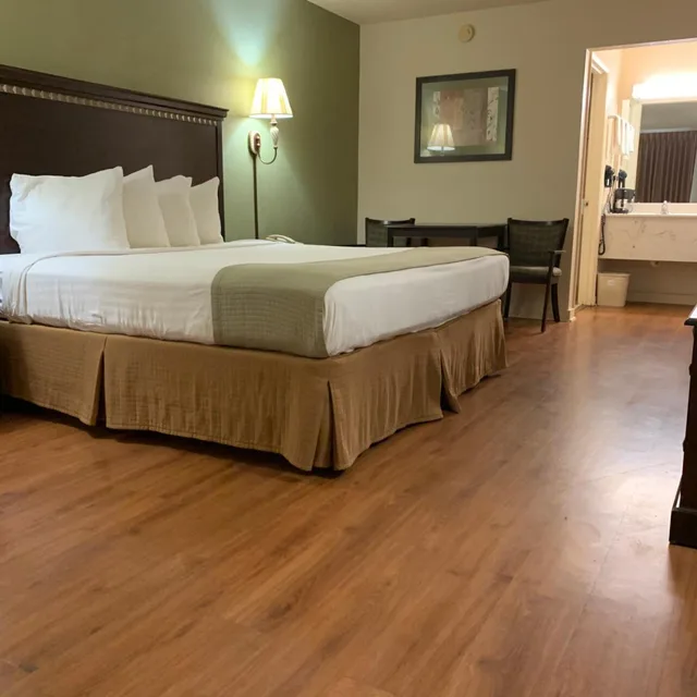 غرفة بسرير كينج لذوي الإعاقة، Motel6 Abbeville, AL 1/10