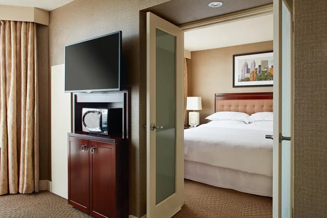 1 Bedroom, Suite, King Bed, Sofa, Club Floor، Sheraton Parkway Toronto North Hotel Suites 2/5