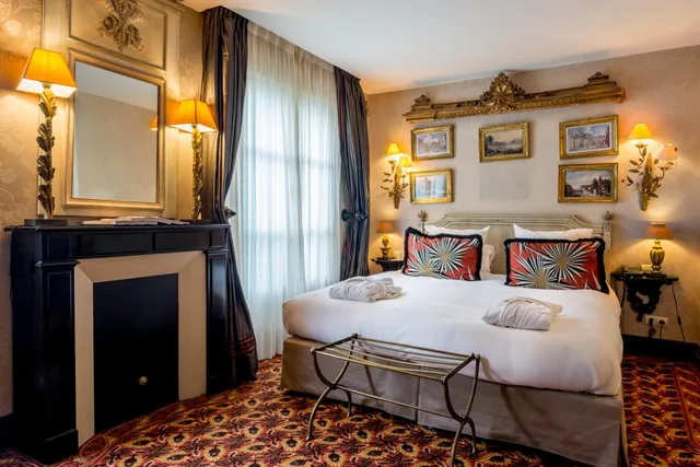 Deluxe, King Bed, Hotel Chateaubriand 2/10
