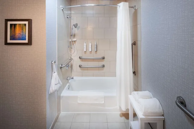 غرفة بسرير كينج بحوض استحمام لذوي الإعاقة، Hampton Inn Pullman, WA 3/4