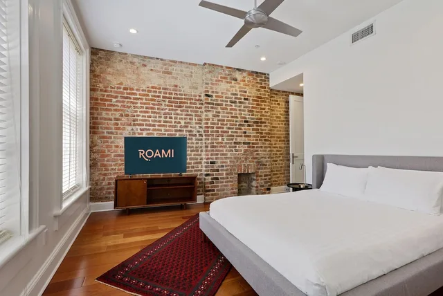 3 Bedrooms, 2 King Beds, Queen Bed, Two Story، Factors Row by Sextant 2/6