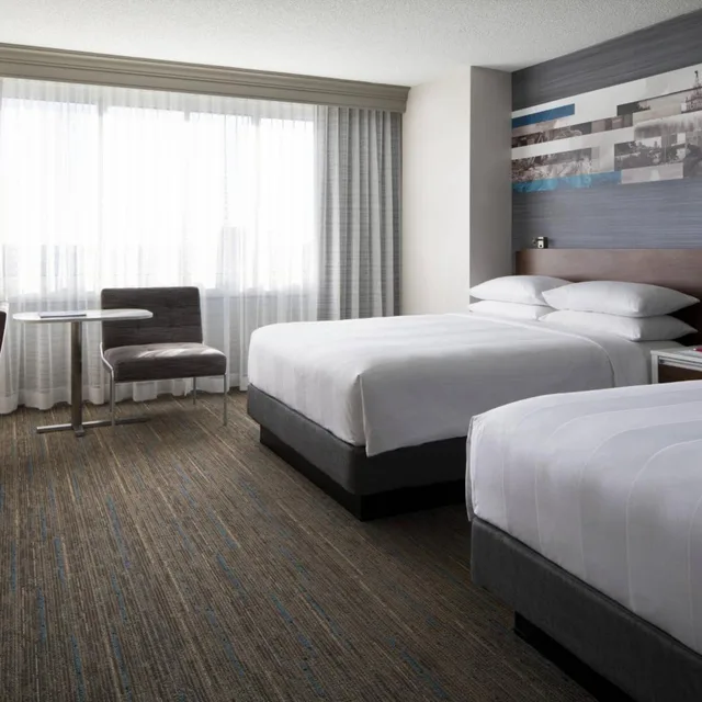 غرفة تنفيذية بسريرين كوين مع أريكة، Kansas City Marriott Country Club Plaza 1/6