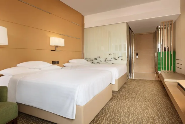 غرفة بسريرين منفصلين بإطلالة على النهر، Courtyard By Marriott Hong Kong Shatin 4/6
