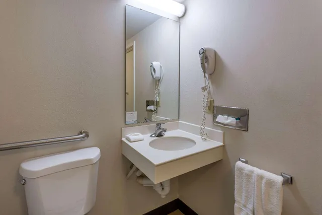 Deluxe, Accessible, La Quinta Inn & Suites by Wyndham Kingsport Tri-Cities 3/4