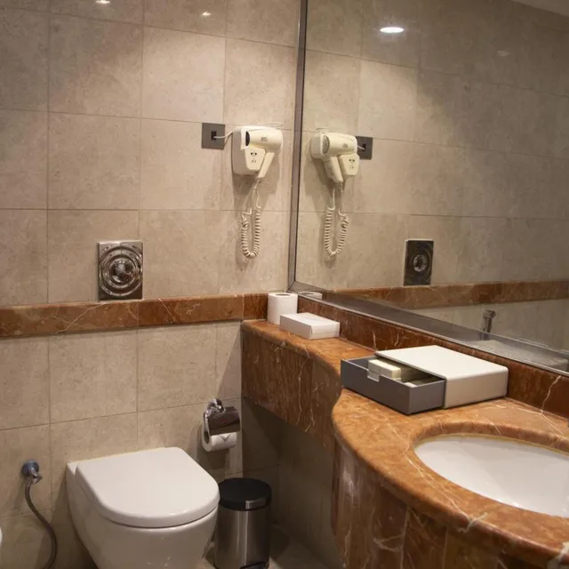 غرفة عائلية، نزل رويال(Nozol Royal Inn Hotel) 6/7