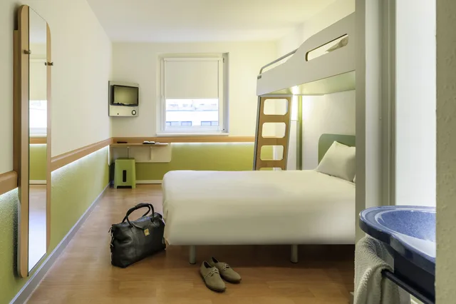 غرفة بسرير مزدوج وسرير بطابقين، Ibis Budget Wien Sankt Marx 7/7