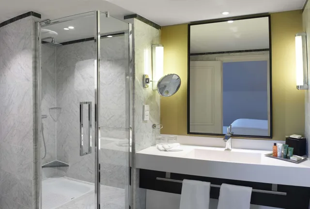 جناح جونيور بسريرين، Hilton Brussels Grand Place 4/4