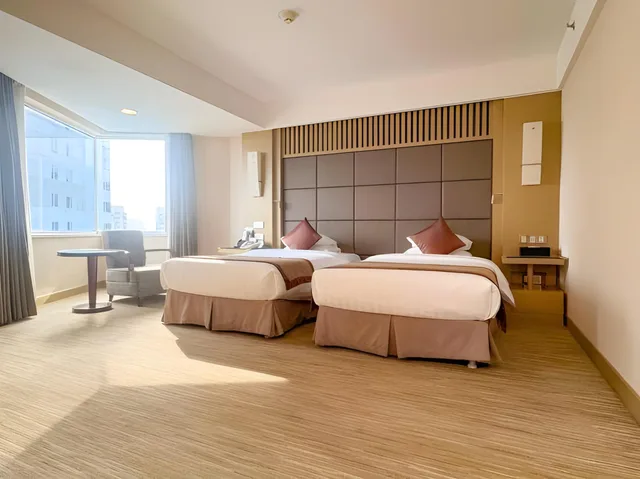 Wonderful, Super, Spacious, Space, Deluxe, Twin Beds، Hotel New Century Beijing 2/2