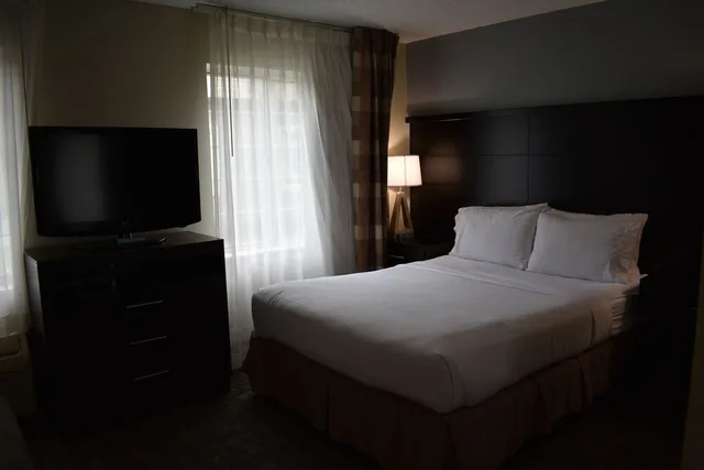 جناح استوديو بسرير كوين بمطبخ بحوض استحمام لذوي الإعاقة، Staybridge Suites Cranbury-South Brunswick 1/4