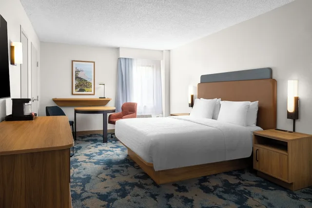 Room, King Bed, Sofa, Accessible, Hampton Inn Miami Airport West 4/9
